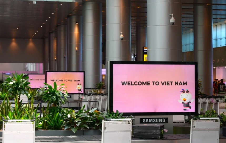 Sân bay Đà Nẵng được trang trí bằng hai tông màu hồng đen để chào đón nhóm nhạc BlackPink đến Việt Nam. (Nguồn ảnh: Lấy từ trang Phụ nữ Việt Nam)